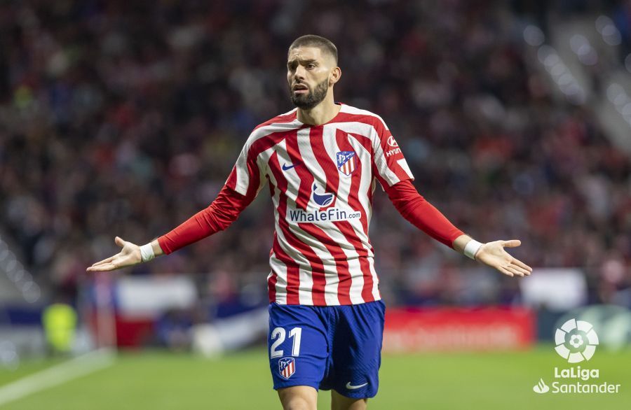  Carrasco, en una jugada del Atlético-Real Betis.