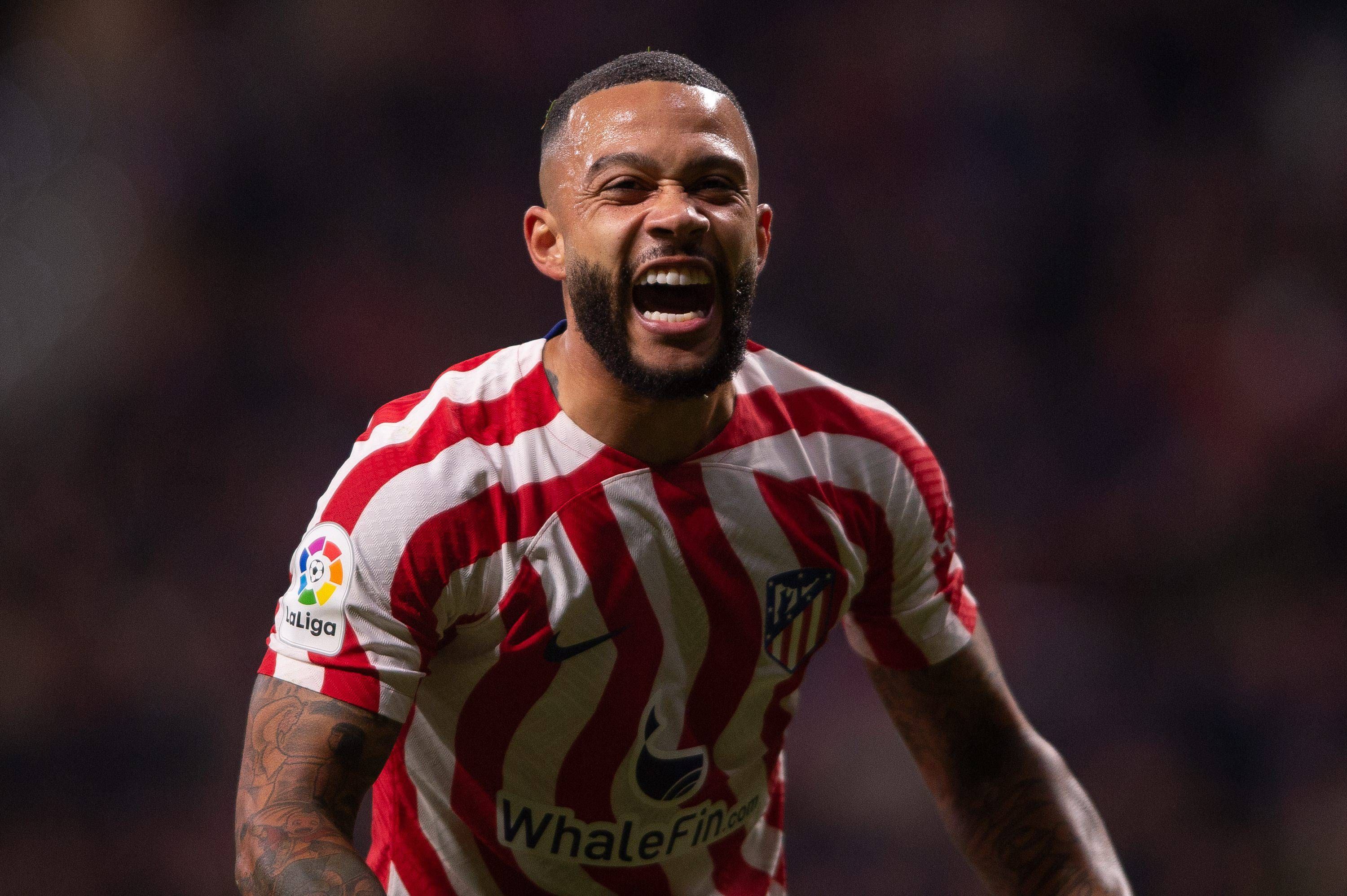  Memphis Depay celebra uno de sus goles en el Atlético-Sevilla (FOTO: Cordón Press).