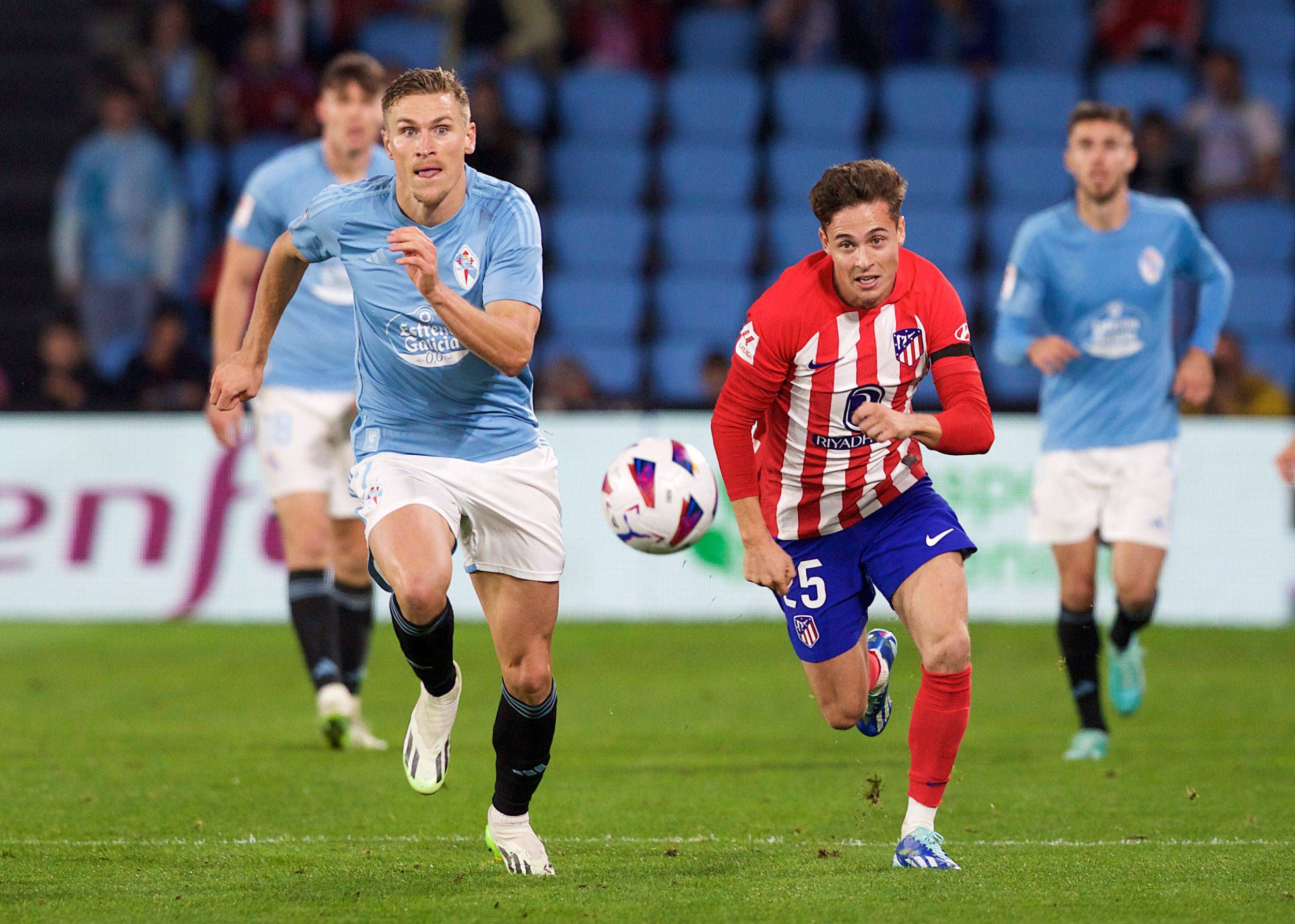 Rodrigo Riquelme corre a por un balón en el Celta-Atlético de Madrid.