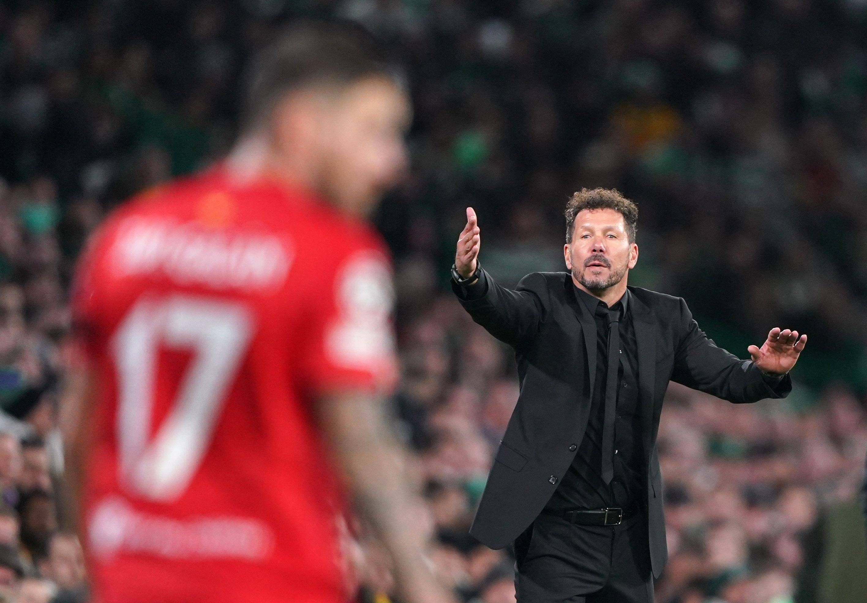 Simeone da indicaciones en el Celtic-Atlético de Madrid.