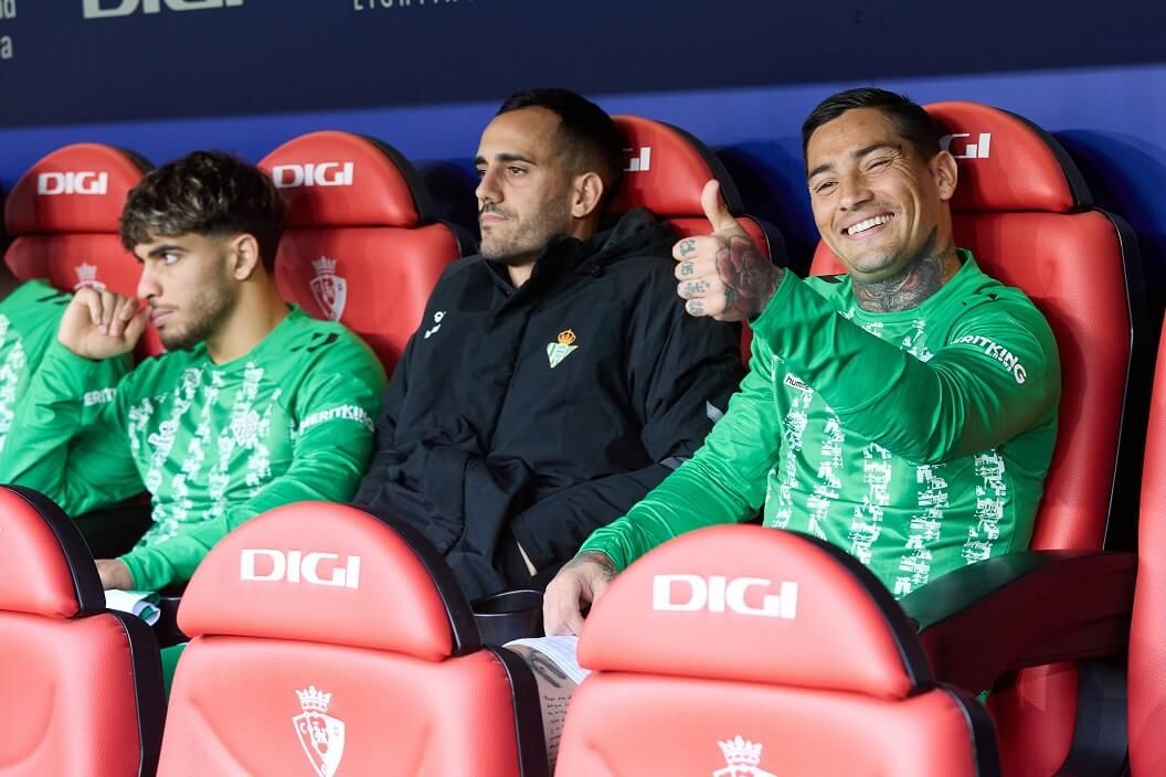  Chimy Ávila, en el banquillo de El Sadar.