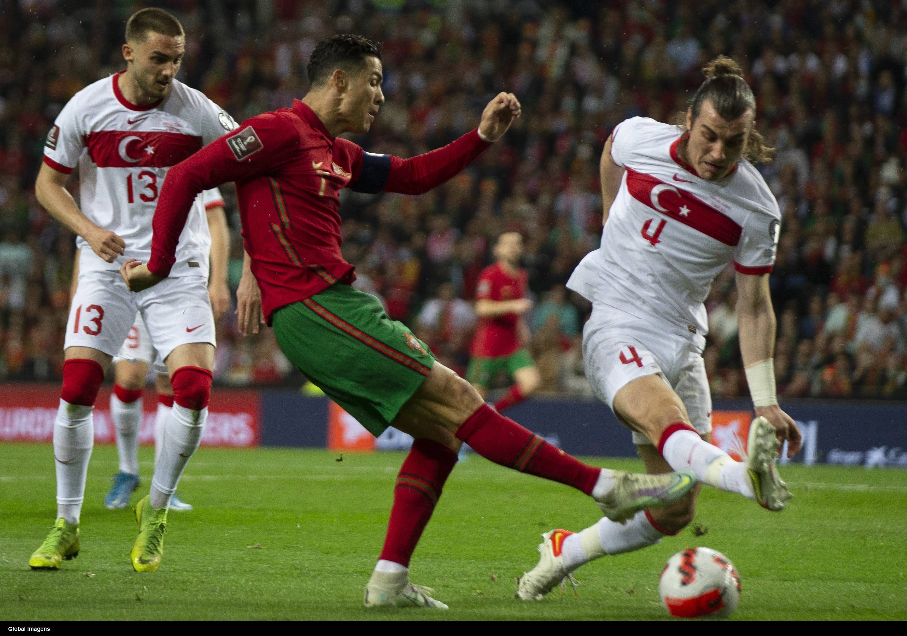  Cristiano Ronaldo dispara ante Soyuncu.