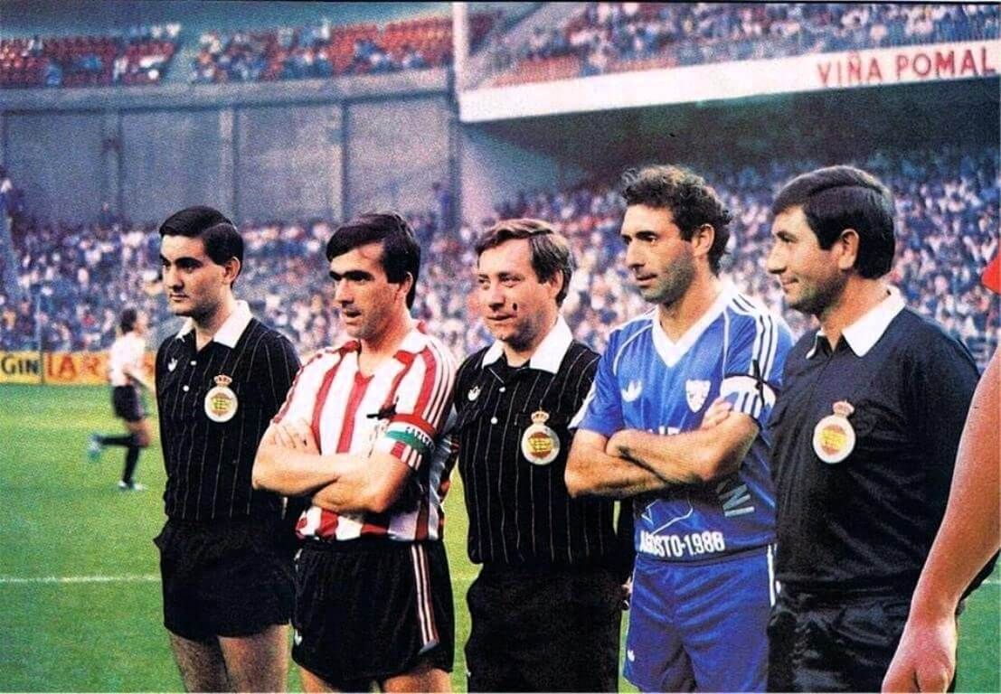  El árbitro Ilbon Urizar Azpitarte, entre Dani y Quini, en un homenaje en San Mamés en el año 1986.