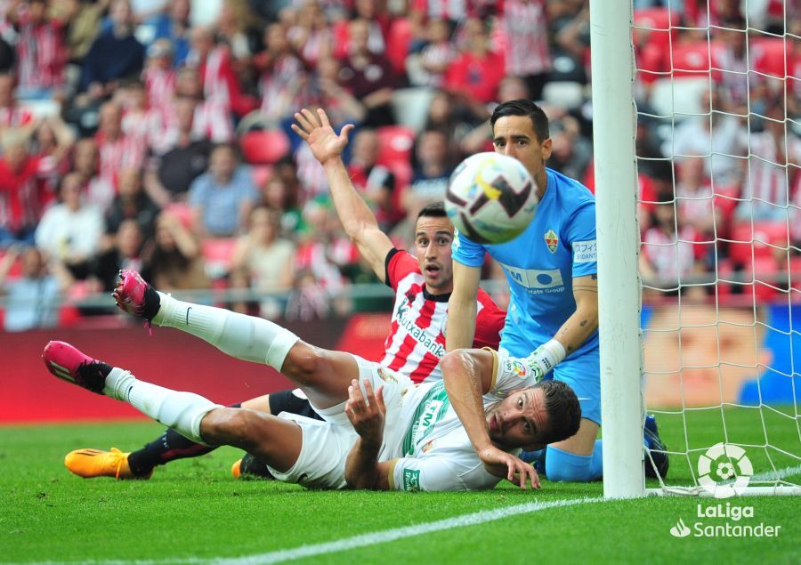  El navarro del Athletic Club Alex Berenguer protesta una jugada ante el Elche en San Mamés.