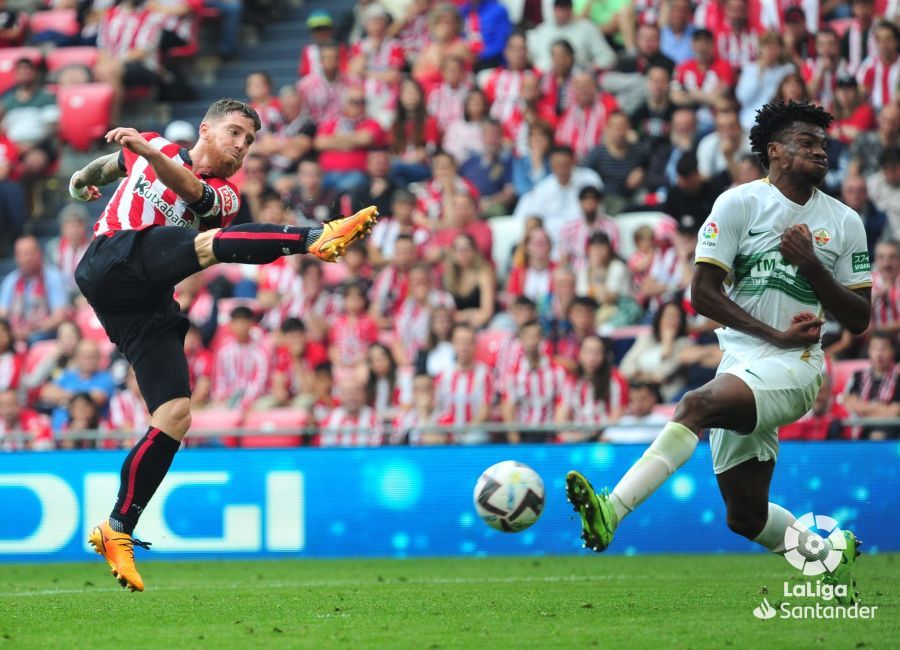  El capitán del Athletic Club Iker Muniain remata ante el Elche CF en San Mamés..
