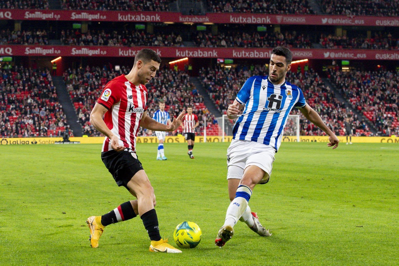  Óscar De Marcos y Mikel Merino, en un derbi ante la Real Sociedad jugado en San Mamés.