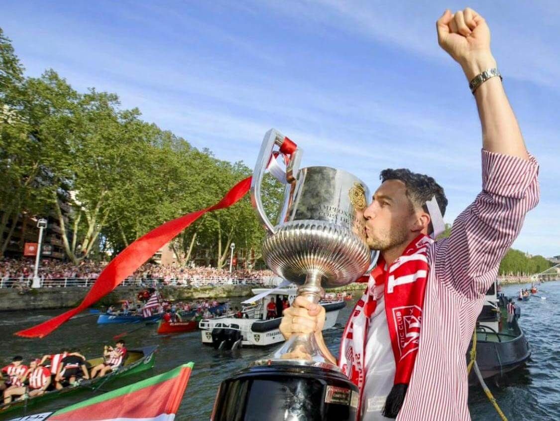Oscar De Marcos, con la Copa subido en la gabarra en Bilbao.