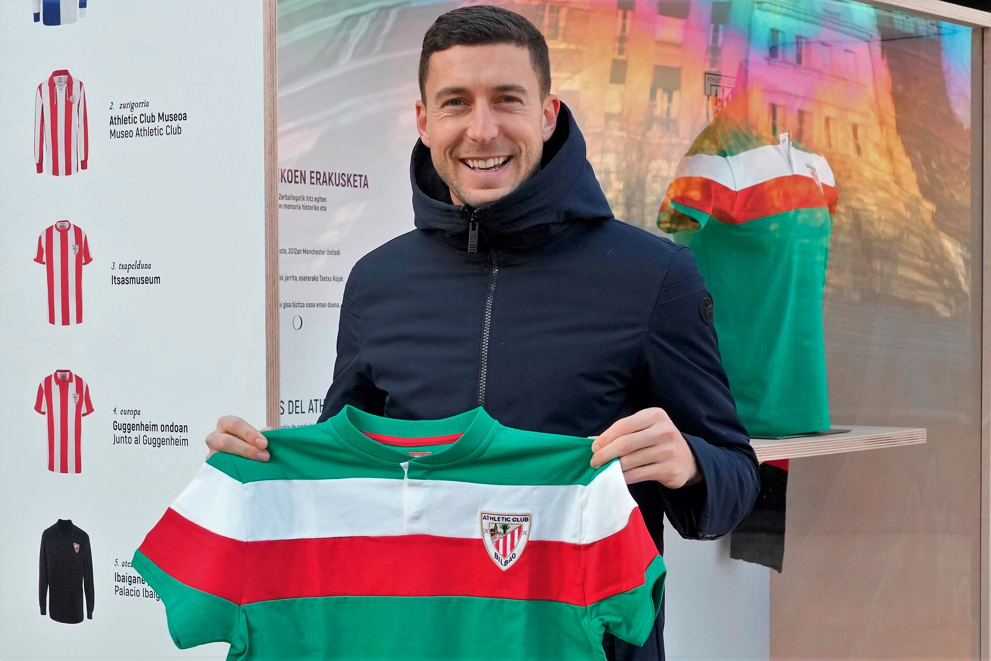  Óscar De Marcos posa con la camiseta de la noche europea de Manchester.