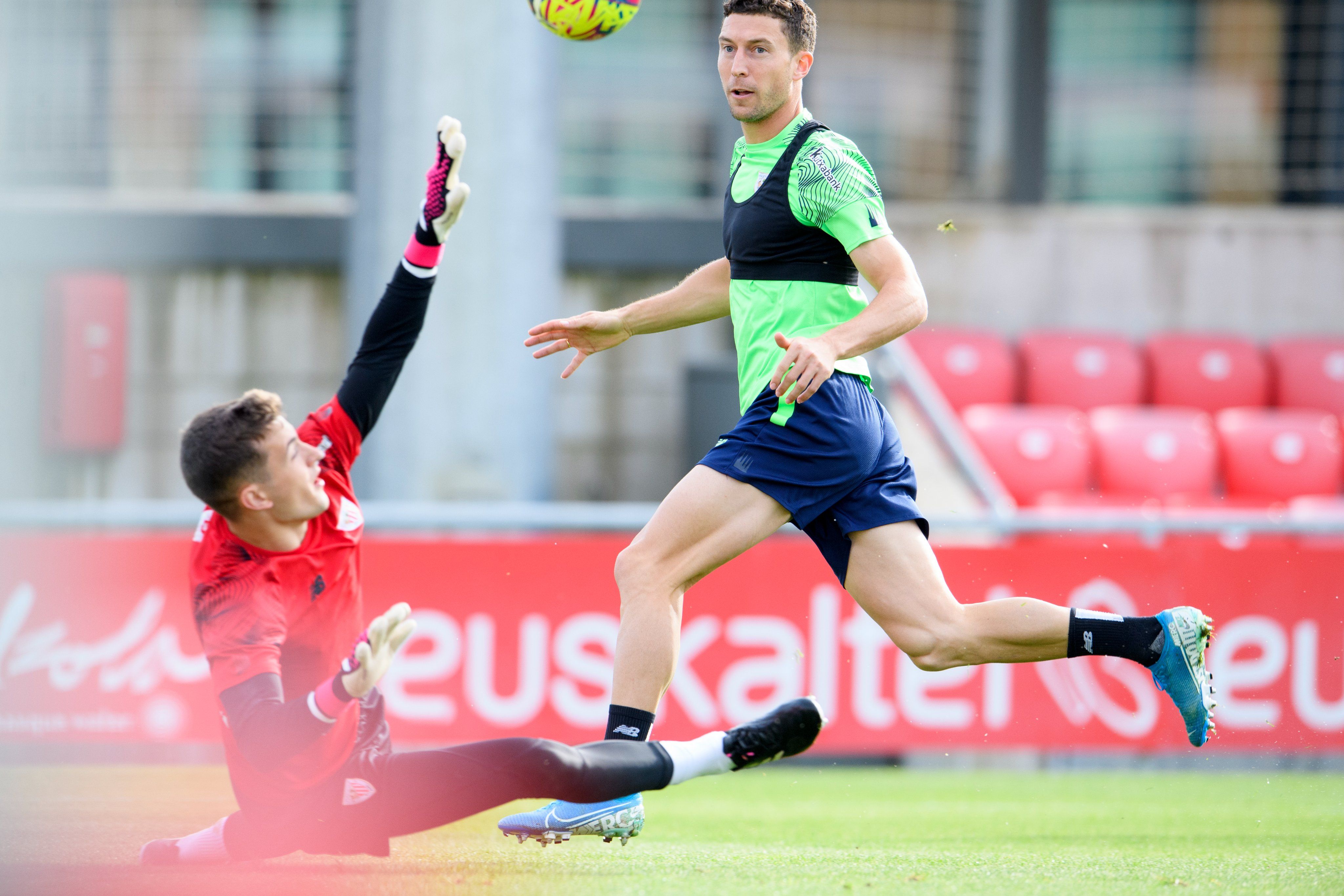  Oscar De Marcos la pica sobre el meta Julen Agirrezabala entrenando en Lezama.