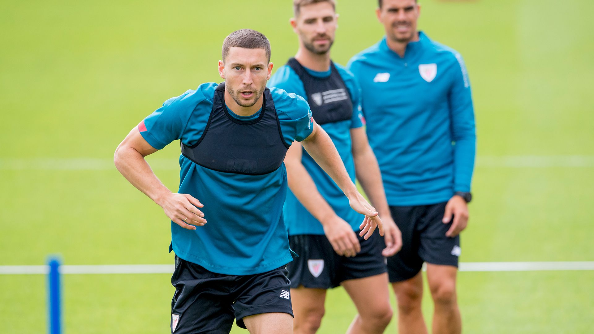 Oscar de Marcos se ejercita en Lezama ante Yeray Álvarez y Dani García.