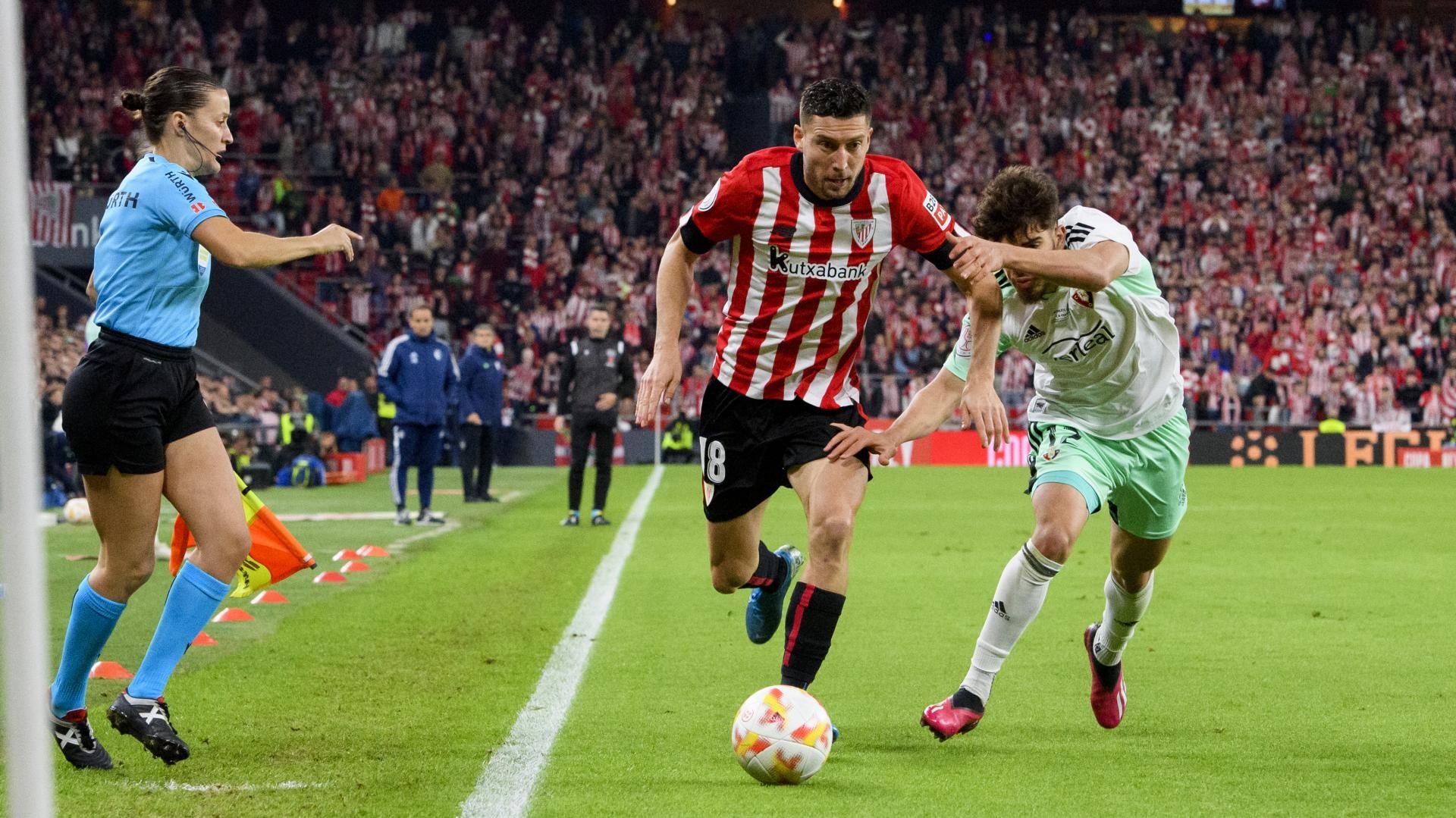  Oscar De Marcos corre en San Mamés ante Osasuna.