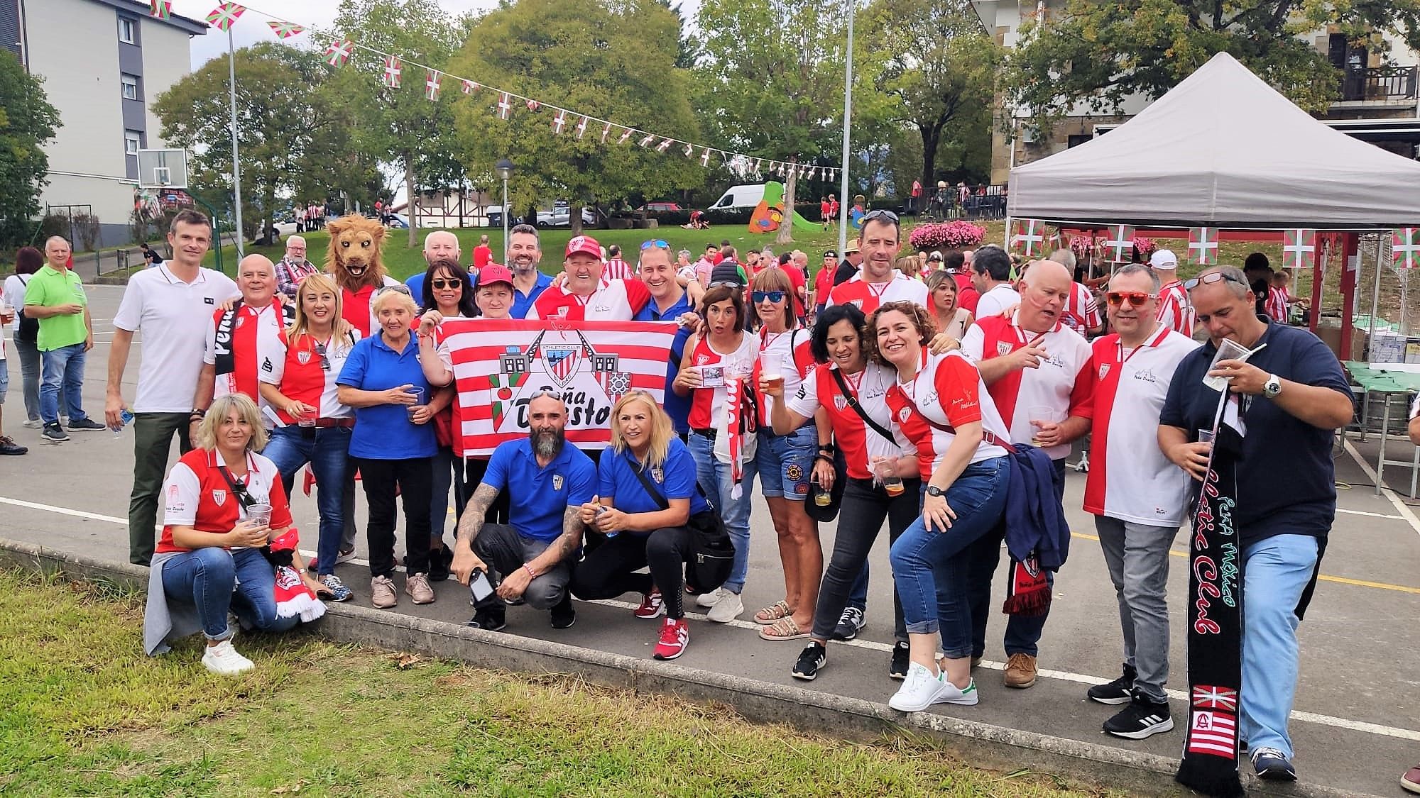  La Peña Deusto fue la homenajeada en el XX Hermanamiento de Peñas del Athletic Club que tuvo lugar en Gamiz-Fika, con Jon Uriarte como testigo.