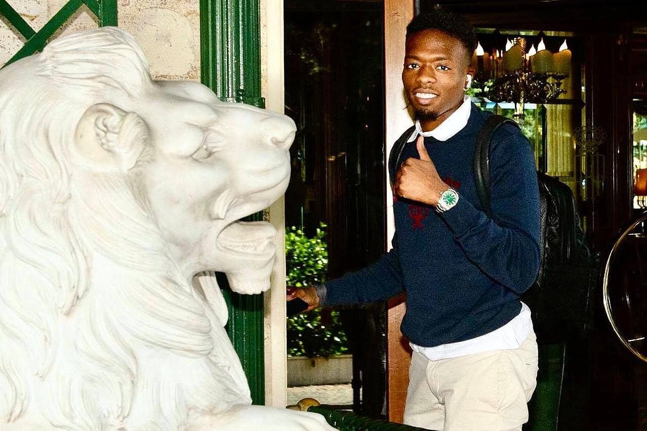  Álvaro Djaló posa con un león de mármol ante el hotel del equipo en Roma.
