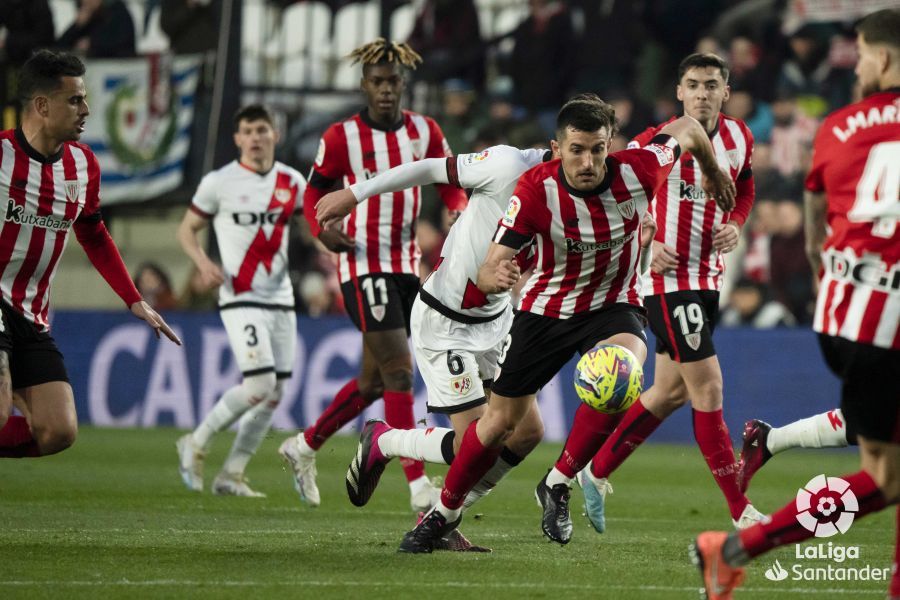 El central internacional del Athletic Club Dani Vivian jugando un partido ante el Rayo Vallecano en Vallecas.