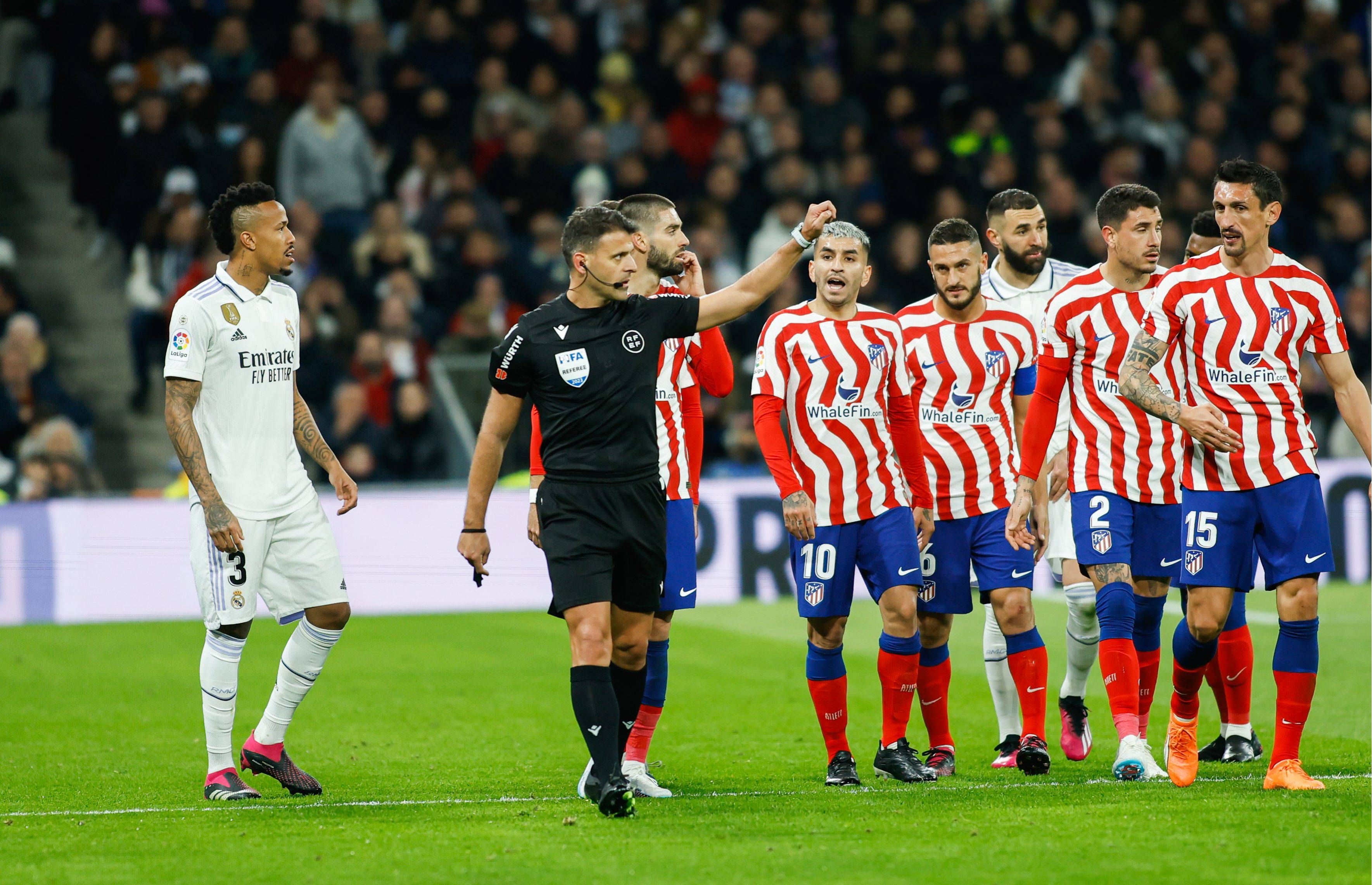  La indignación de los jugadores del Atlético ante Gil Manzano en el derbi.