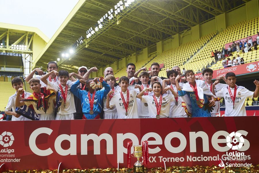  El Real Madrid levanta el título de campeón de LaLiga Promises.