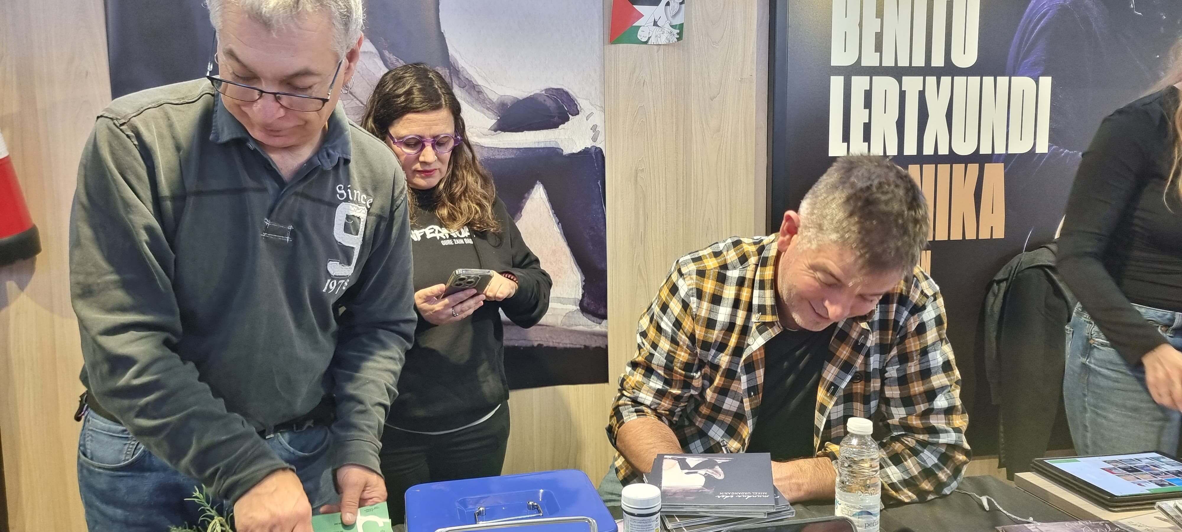  El músico zornotzarra Mikel Urdangarin firma en Durango su último disco: 'Mundua Eder'.