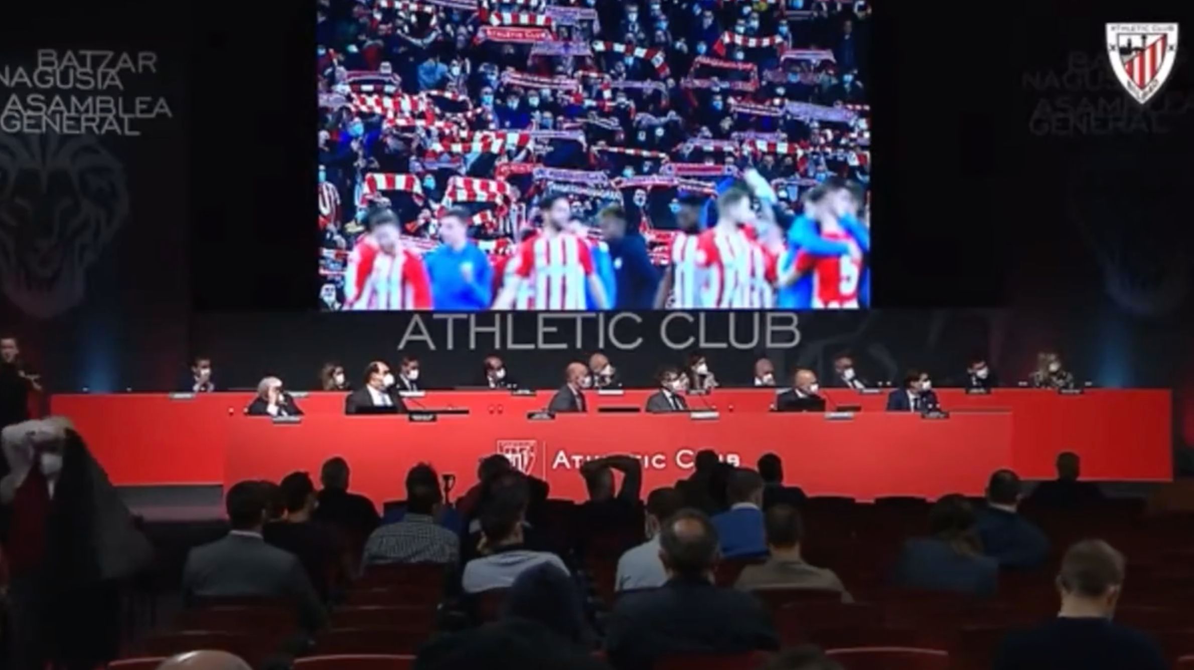La directiva del Athletic Club tiene un problema dentro de la grada de animación de San Mamés que cada día se enquista más.