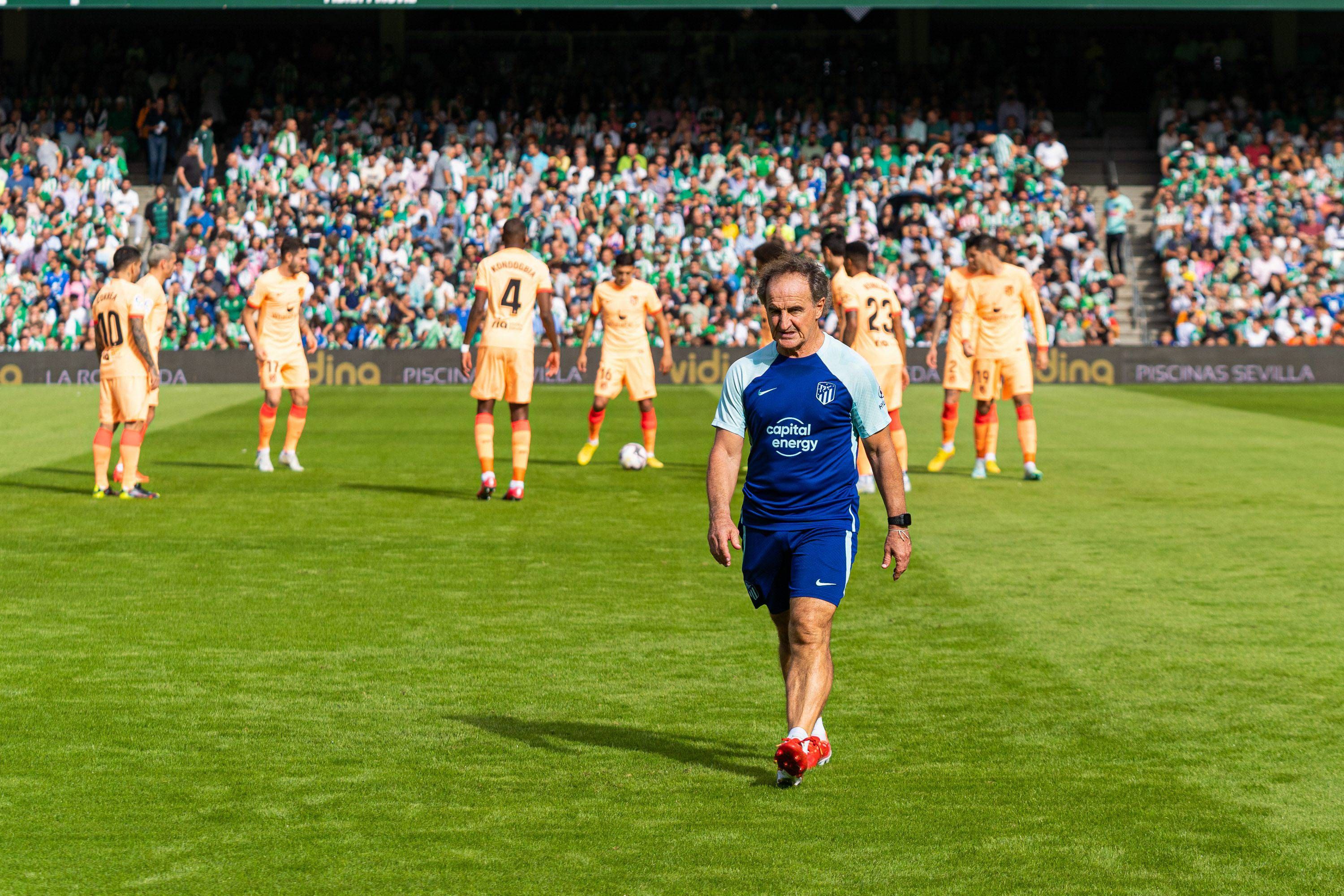 El Profe Ortega, tras un calentamiento del Atlético.