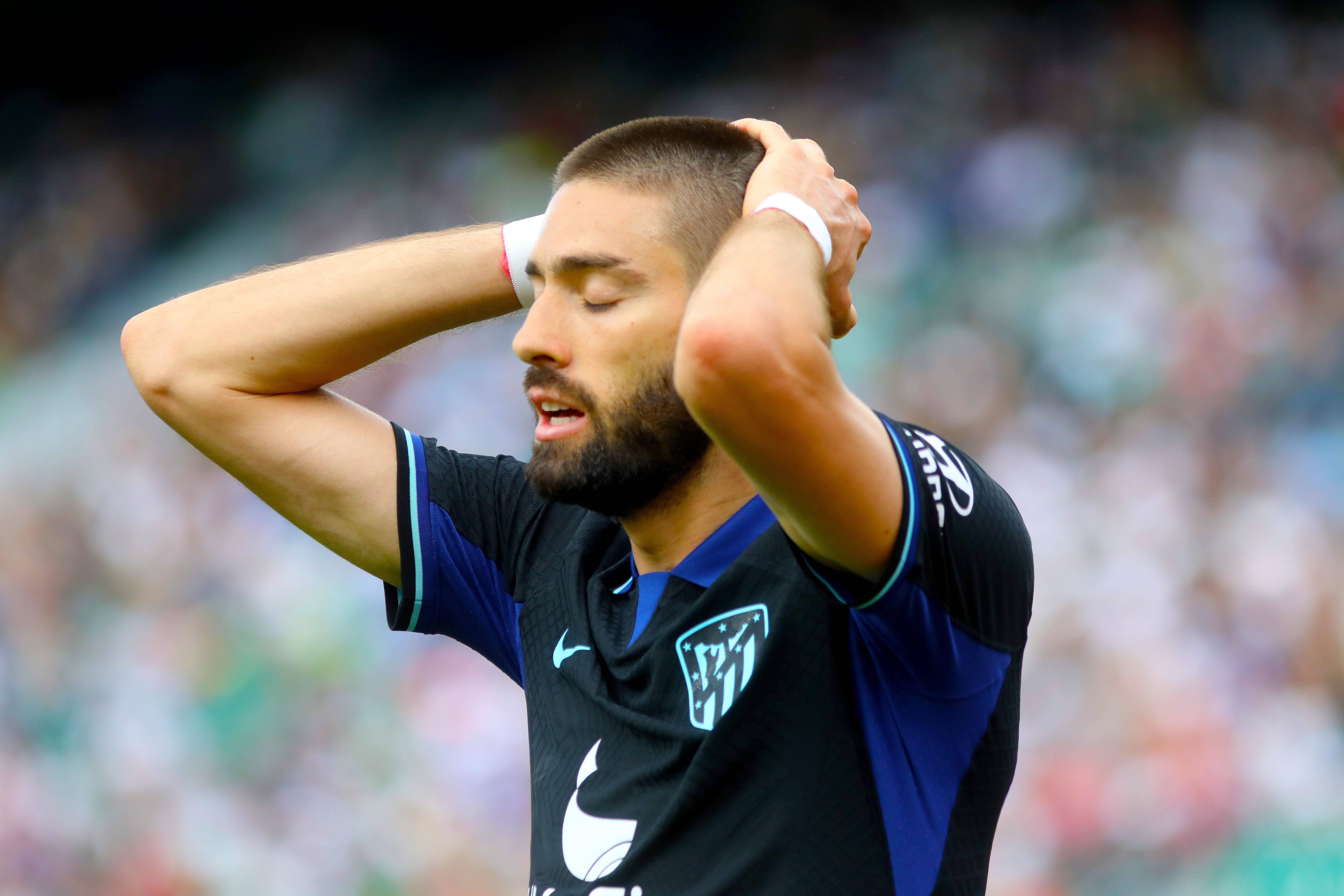  Yannick Carrasco se lamenta en el Elche-Atlético de Madrid.