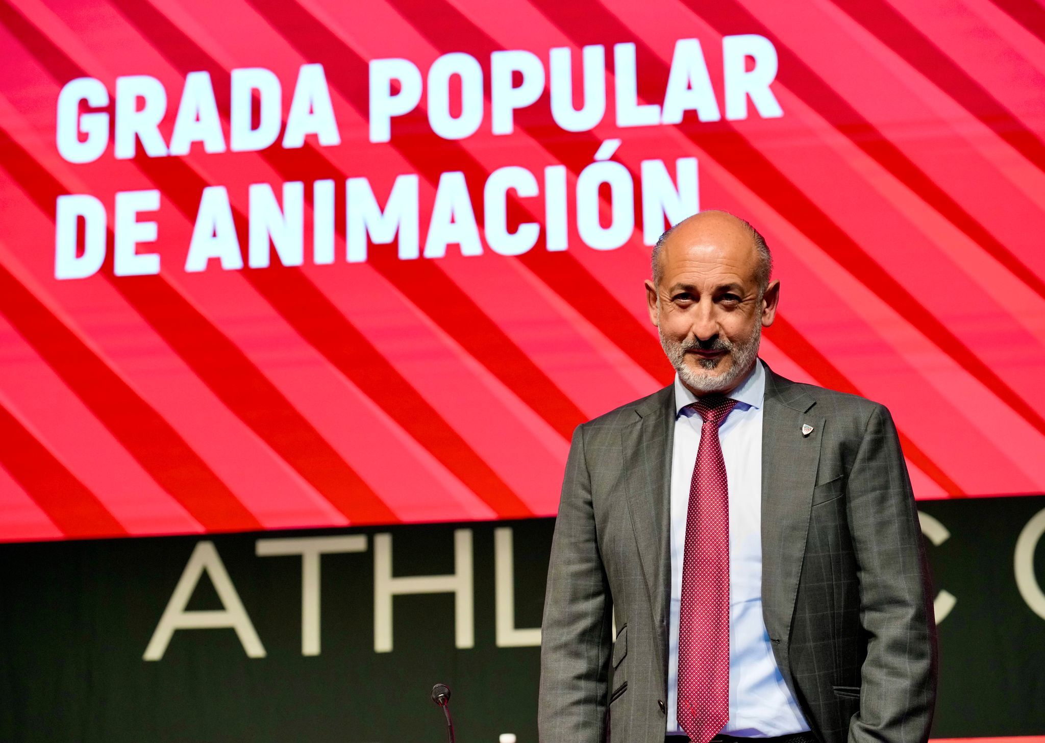  Aitor Elizegi, en la Asamblea sobre la Grada Popular de San Mamés.