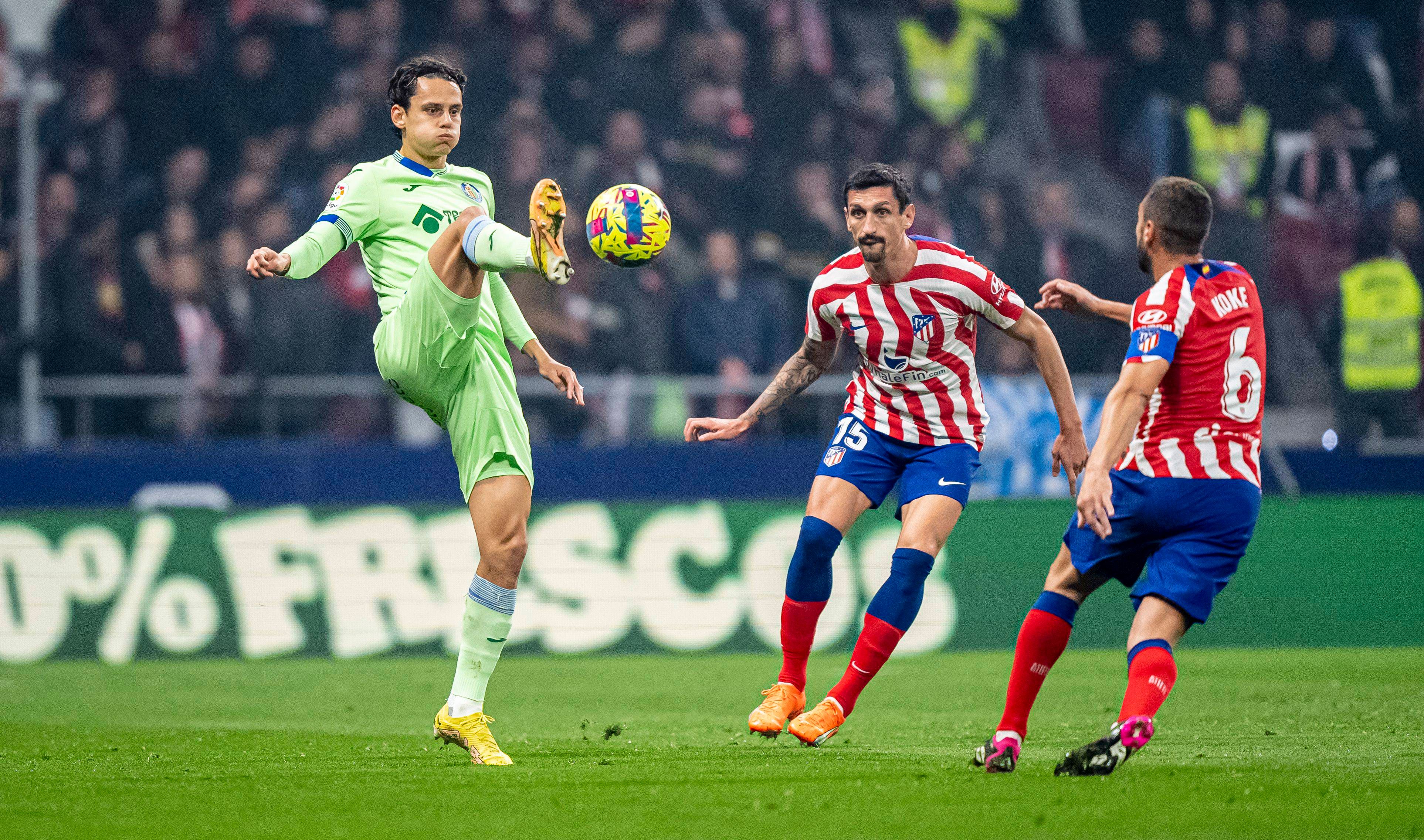 Enes Unal controla el balón ante Savic y Koke.