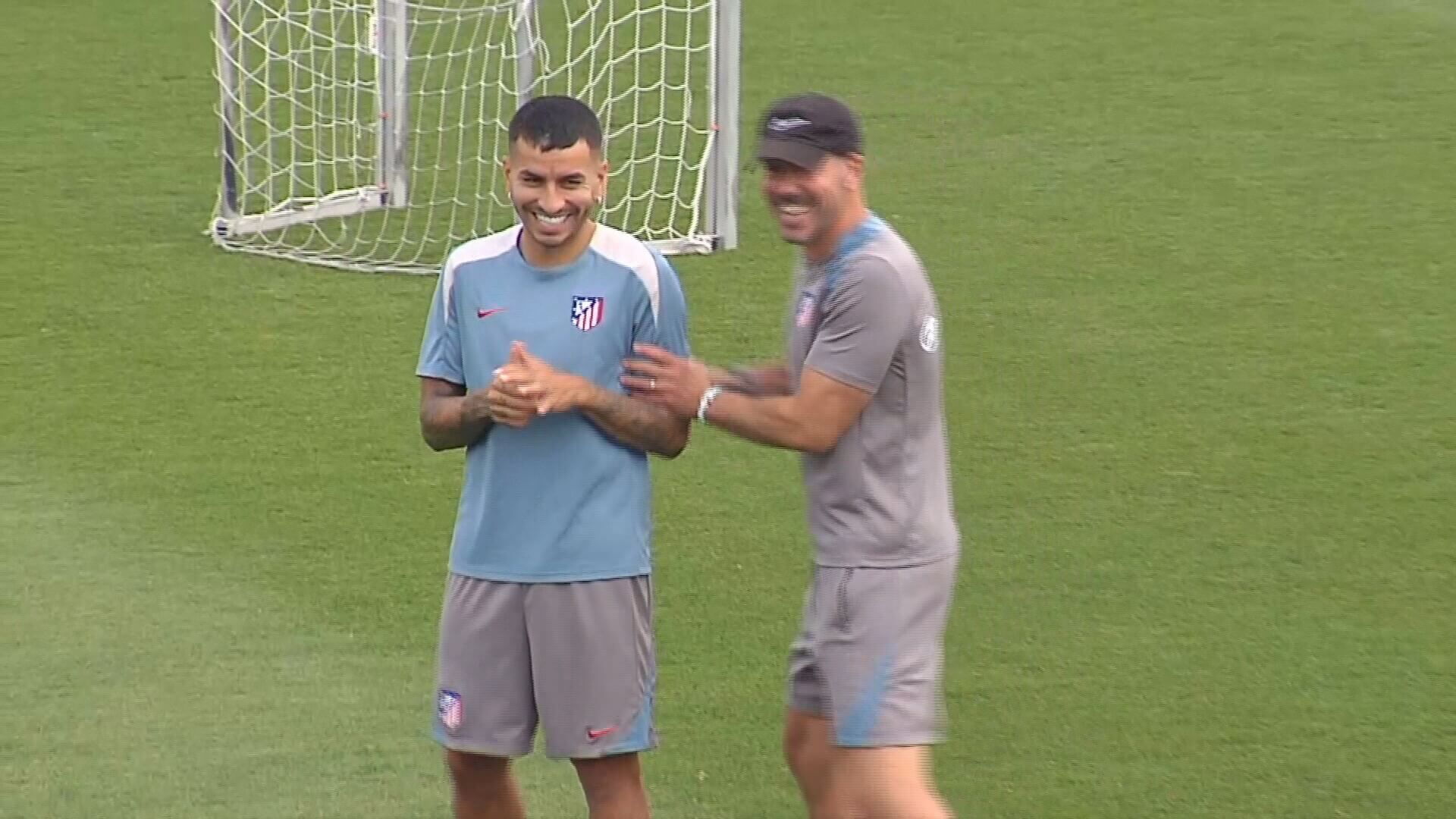  Simeone, riéndose con Ángel Correa