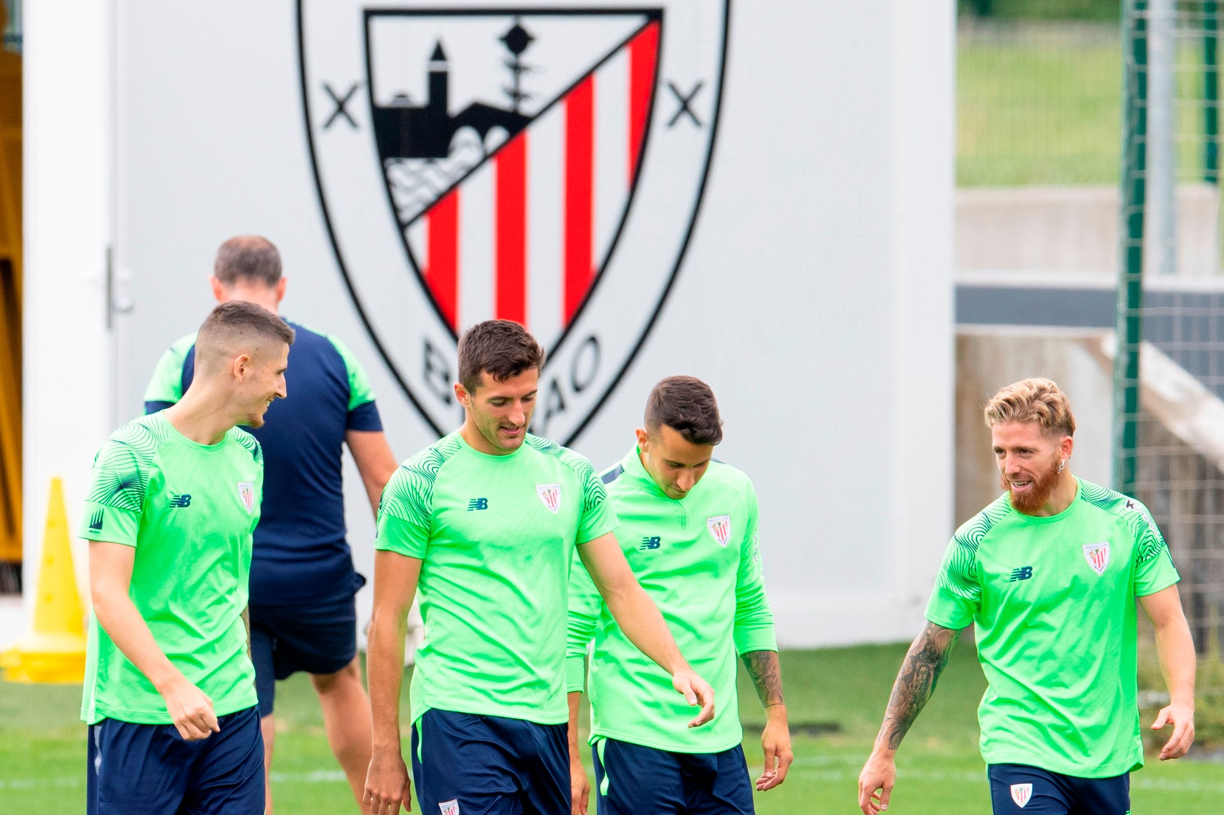  Varios Leones pasan ante el escudo en las instalaciones de Lezama.