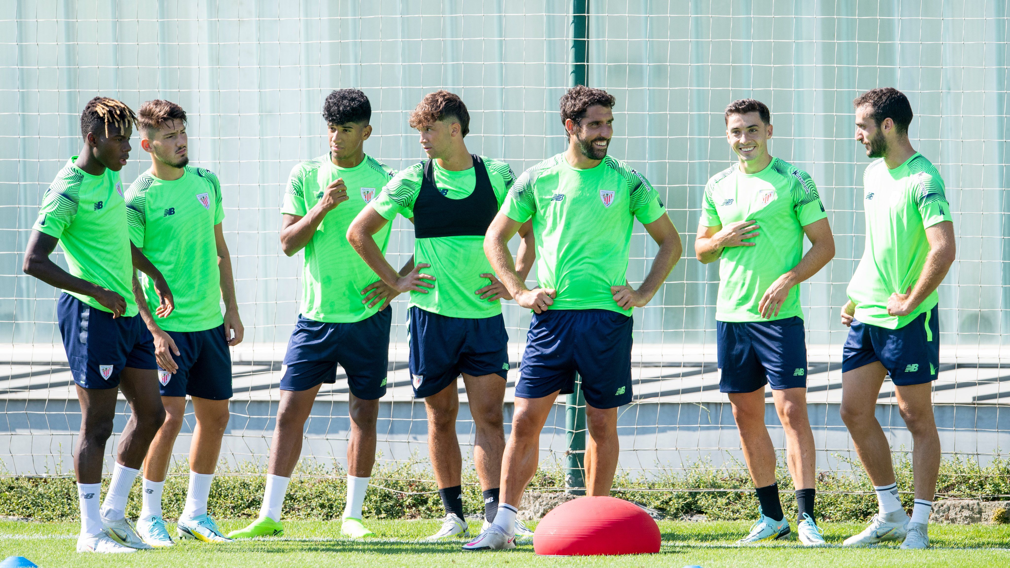  Los jugadores esperando un ejercicio en Lezama.