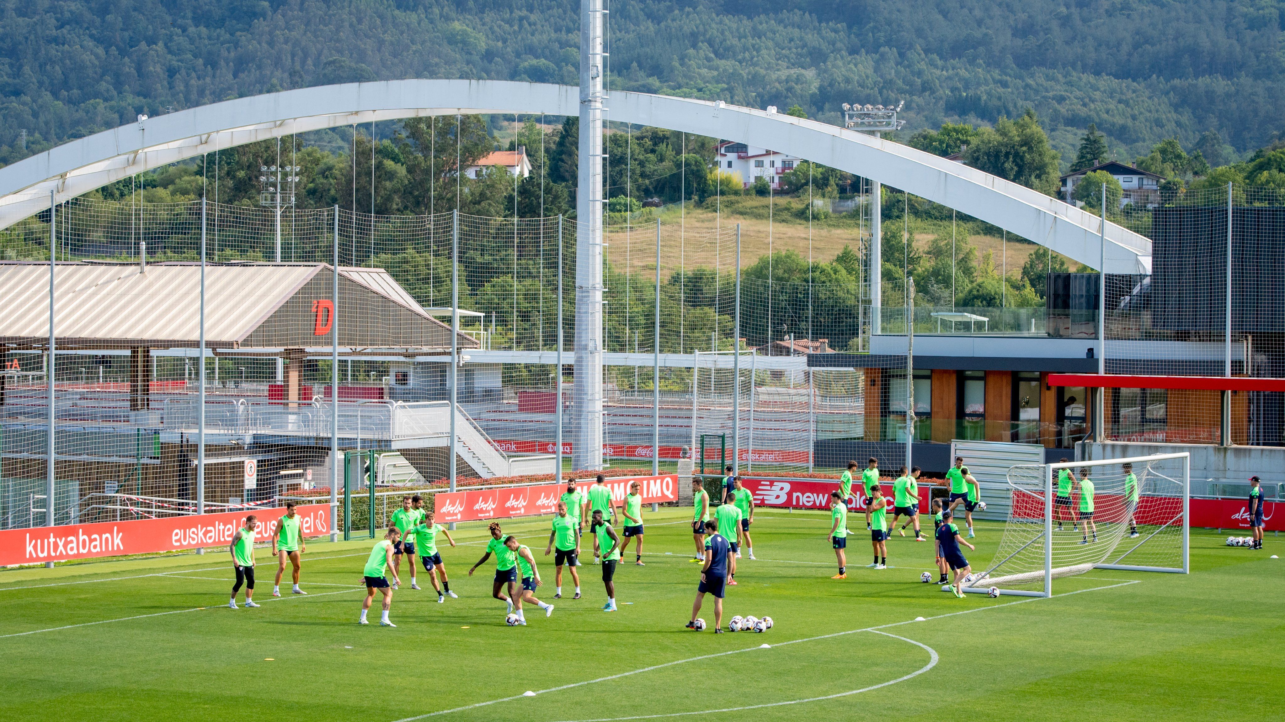 Ya hay calendario liguero. Sesión de trabajo de los leones de Ernesto Valverde en las instalaciones de Lezama.