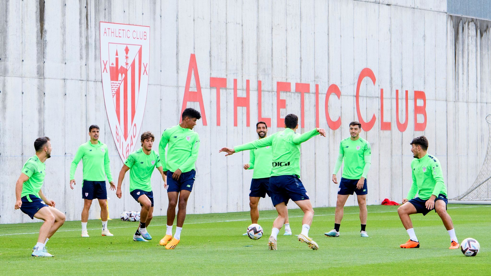  Entrenamiento bajo el escudo del Campo 5 en Lezama.