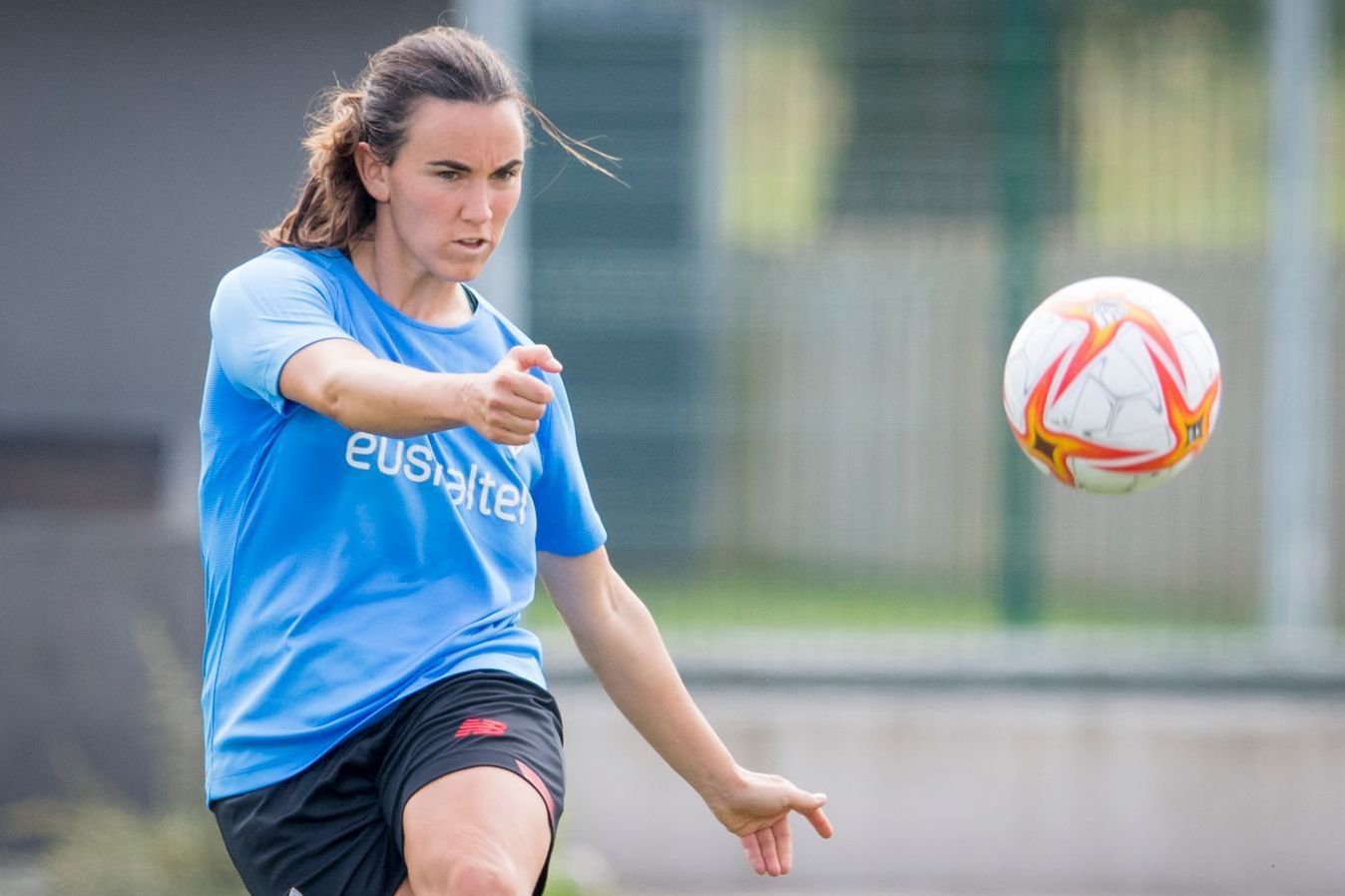  La navarra Eunate Arraiza golpea el balón en Lezama.