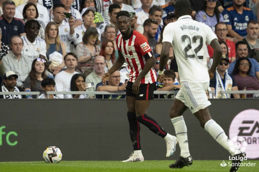 Iñaki Williams la lleva en el Real Madrid-Athletic Club de este domingo en el Bernabéu.