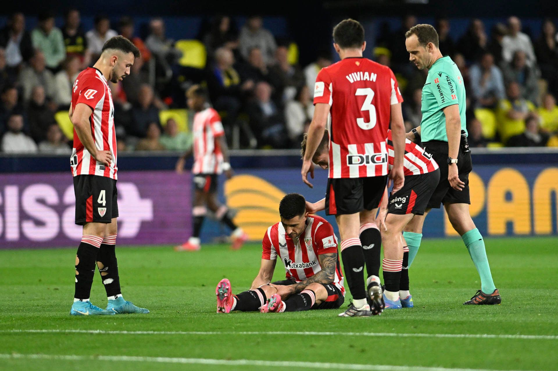  Yuri Berchiche, lesionado en la primera parte del Villarreal-Athletic Club (FOTO: EFE).