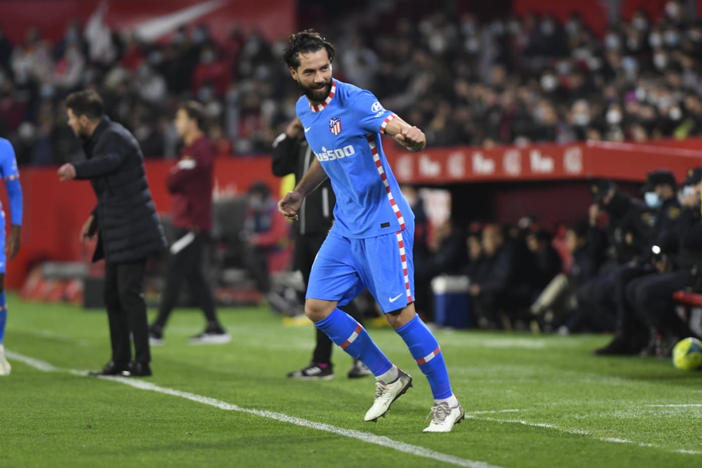 Felipe celebra con el banquillo del Atlético de Madrid el gol ante el Sevilla (Foto: Cristo Garcí