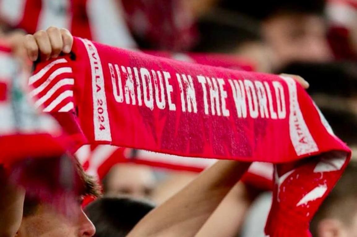 La fuerza de la Filosofía Athletic expresada con una bufanda en la grada de San Mamés.