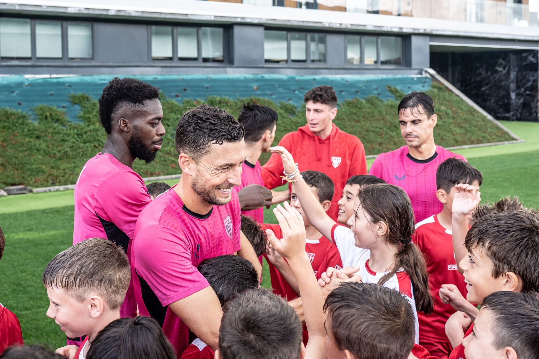 Iñaki Williams, De Marcos o Dani García saludan y firman a los chavales en Lezama.
