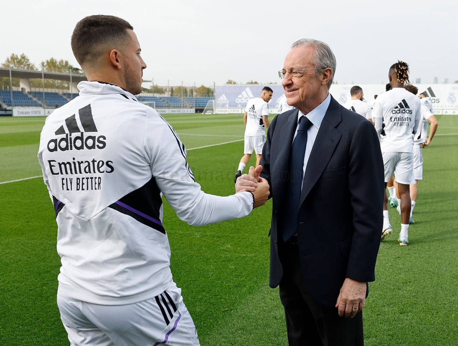  Florentino Pérez saluda a Hazard en el entrenamiento del Real Madrid.