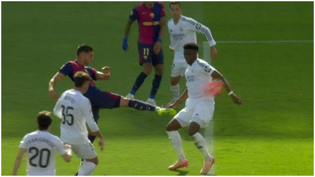 La jugada polémica de Tchouameni. (Movistar)