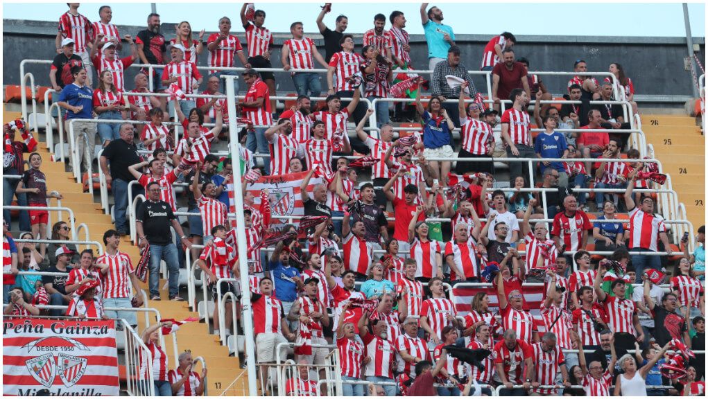  La afición del Athletic Club presente en la grada de Mestalla.