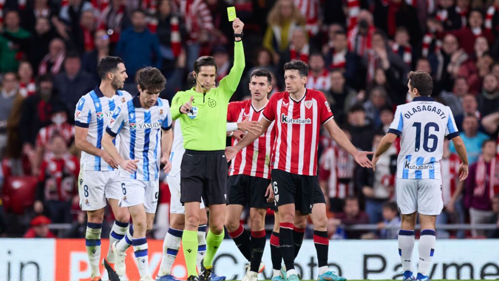  Jugadores del Athletic y la Real Sociedad protestan al colegiado (Europa Press)