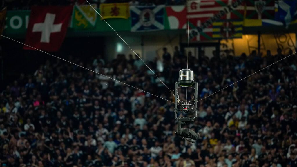 Banderas del Athletic al fondo en la grada de los escoceses (Cordon Press)