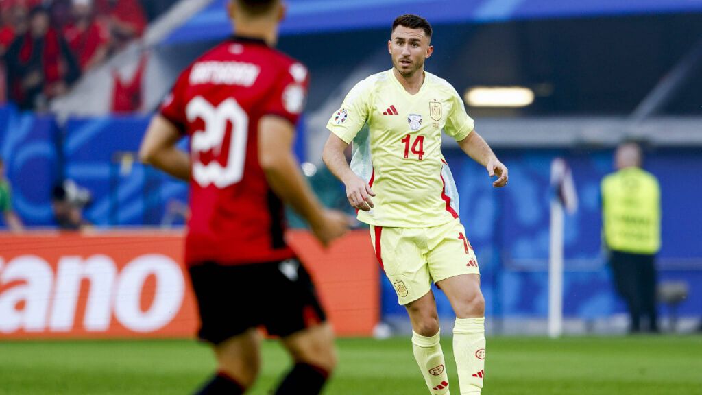El excentral del Athletic Club Aymeric Laporte, durante el Albania-España.