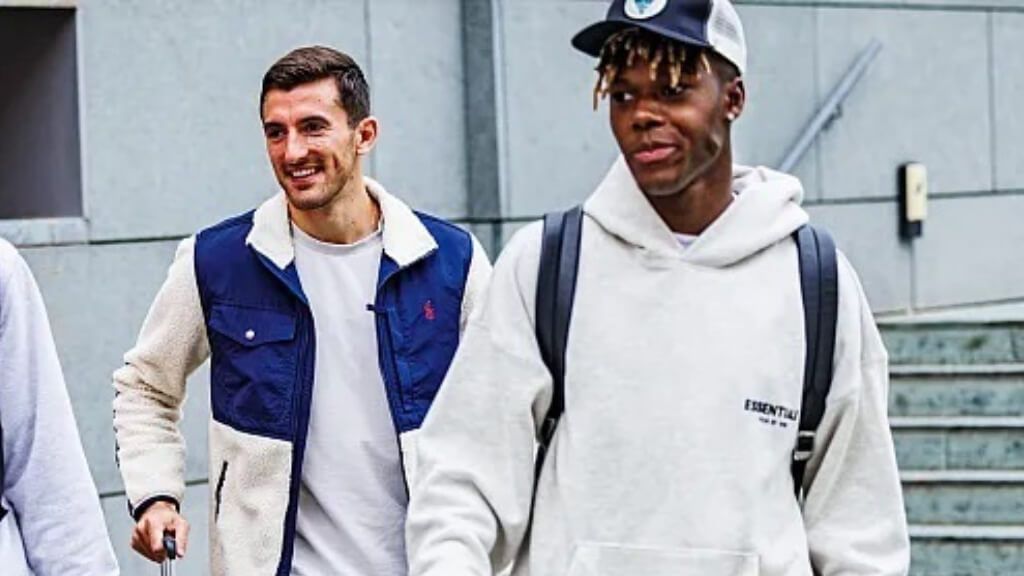 Nico Williams llegando a la selección con Dani Vivian (Europa Press)