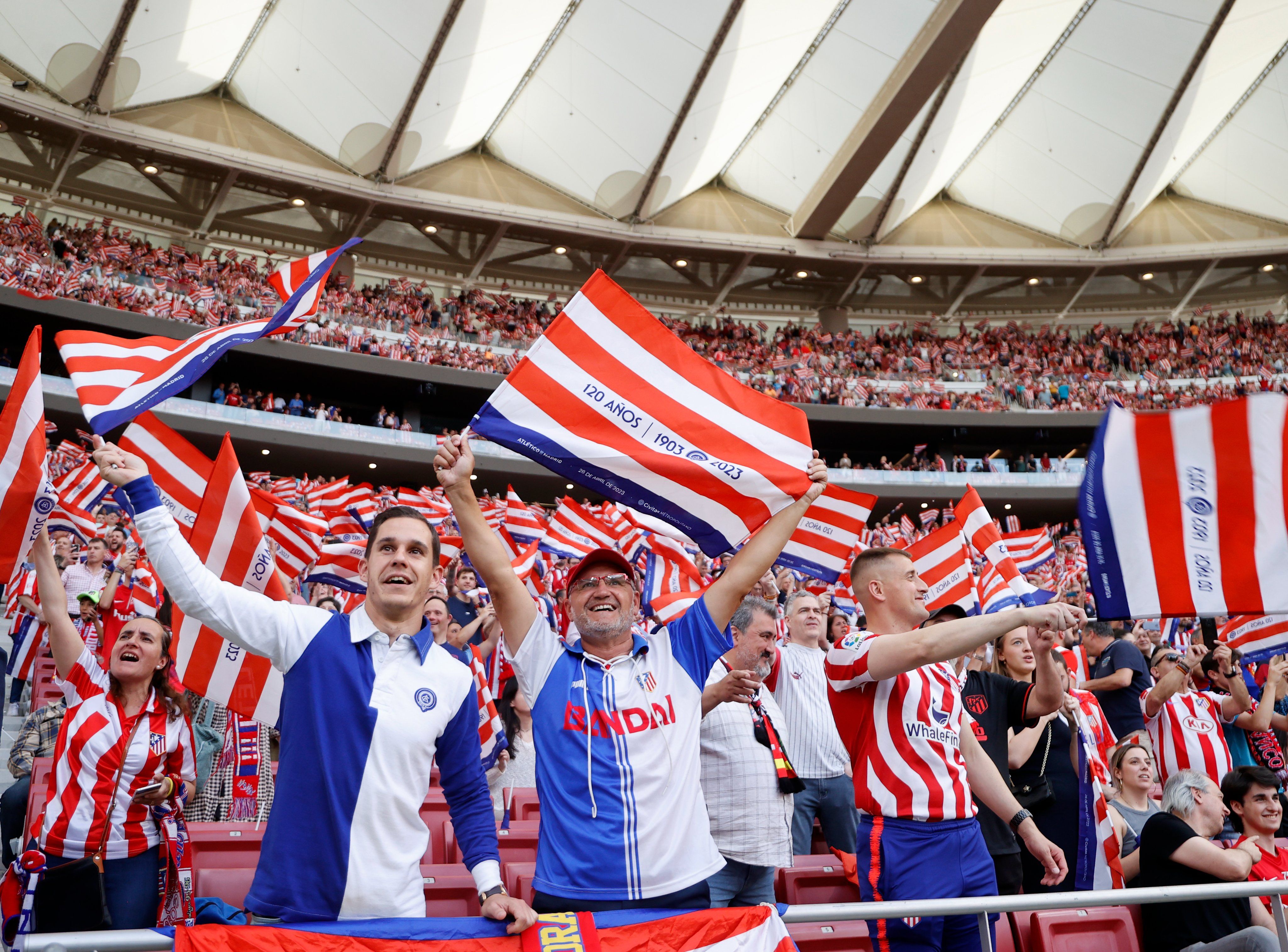  Aficionados del Atlético de Madrid celebran los 120 años de historia en el Cívitas Metropolitano.