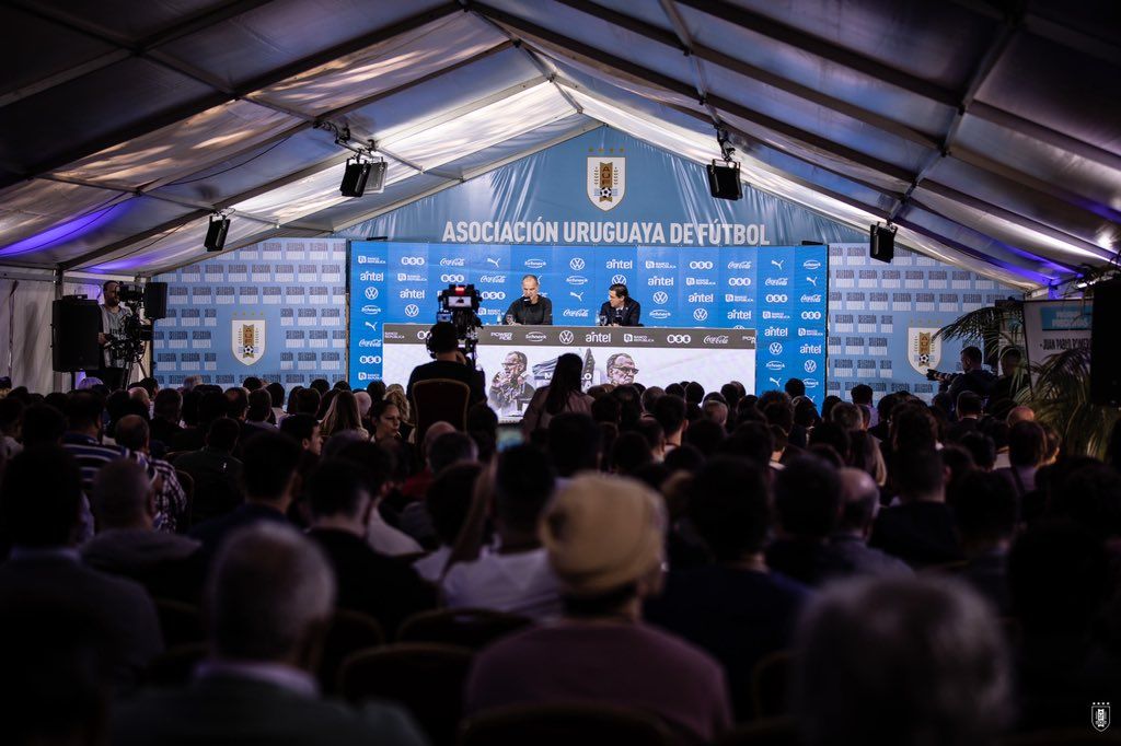  El exentrenador del Athletic Club Marcelo Bielsa, en su presentación con la selección de Uruguay.