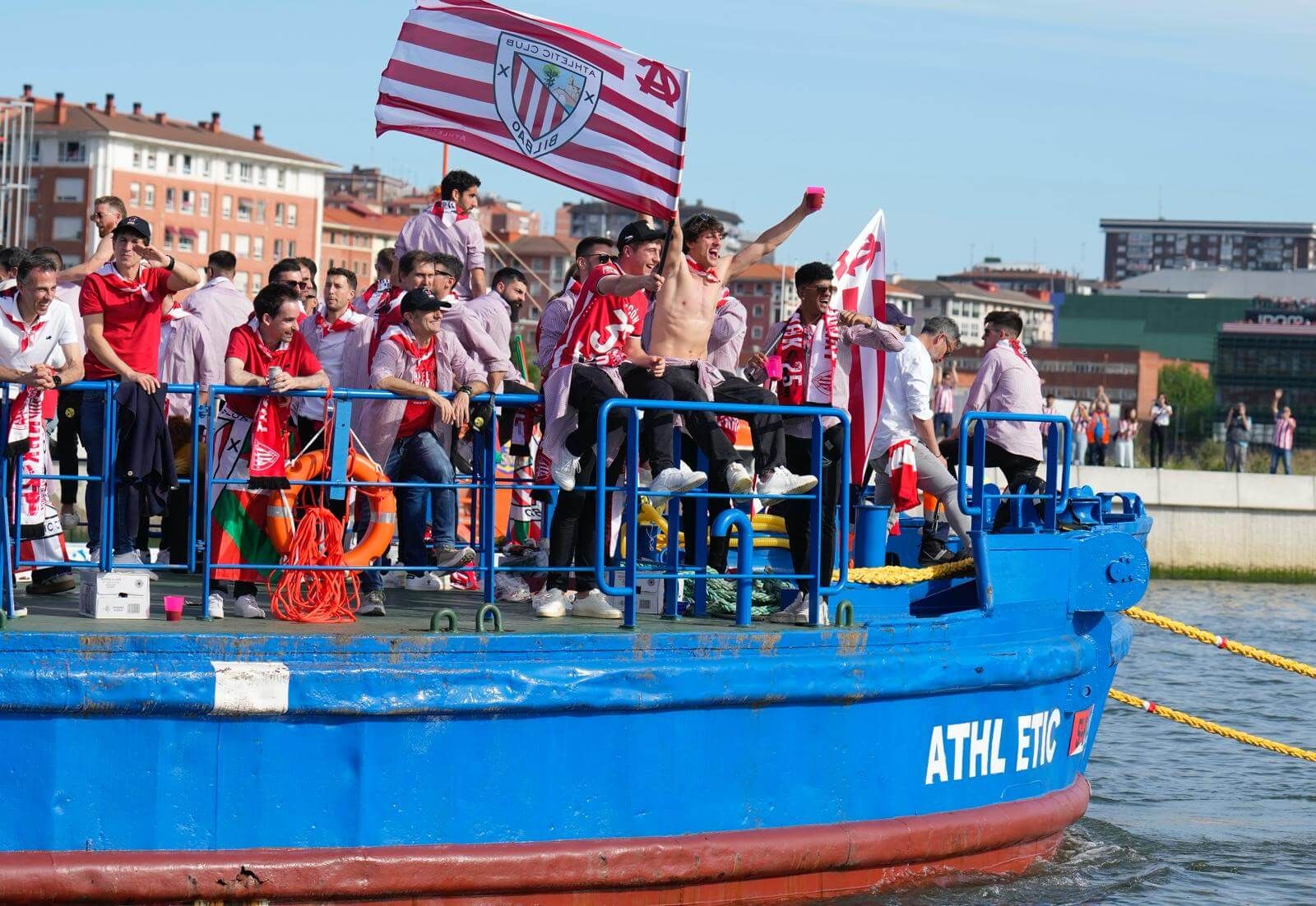  La Gabarra Athletic navegaba de nuevo el 11 de abril de 2024 por la Ría de Bilbao.