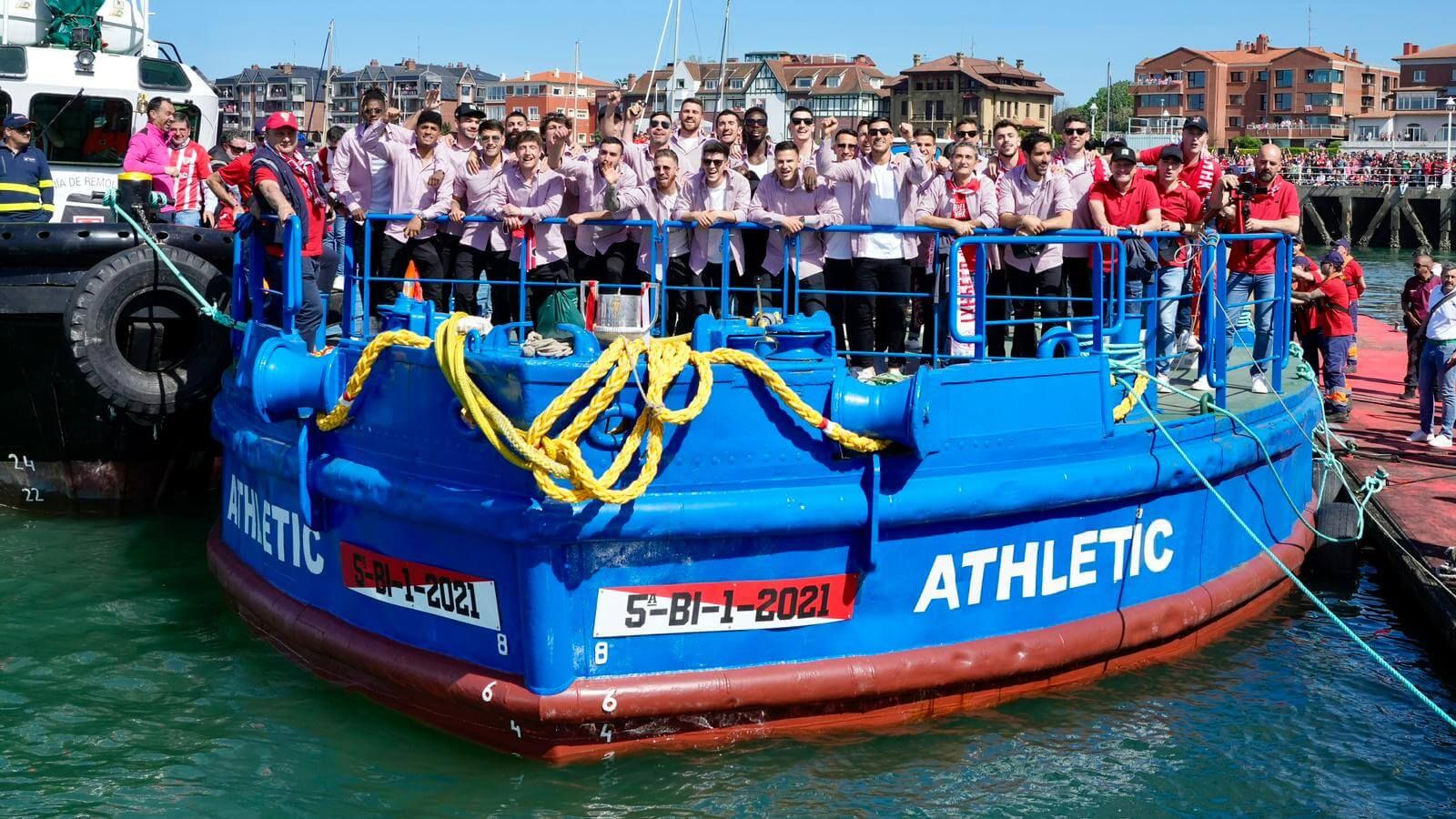 La Gabarra Athletic navegaba el 11 de abril de 2024 por la Ría de Bilbao.