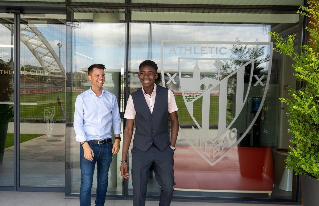  El Director Deportivo  Mikel González, con Elijah Gift en Lezama.