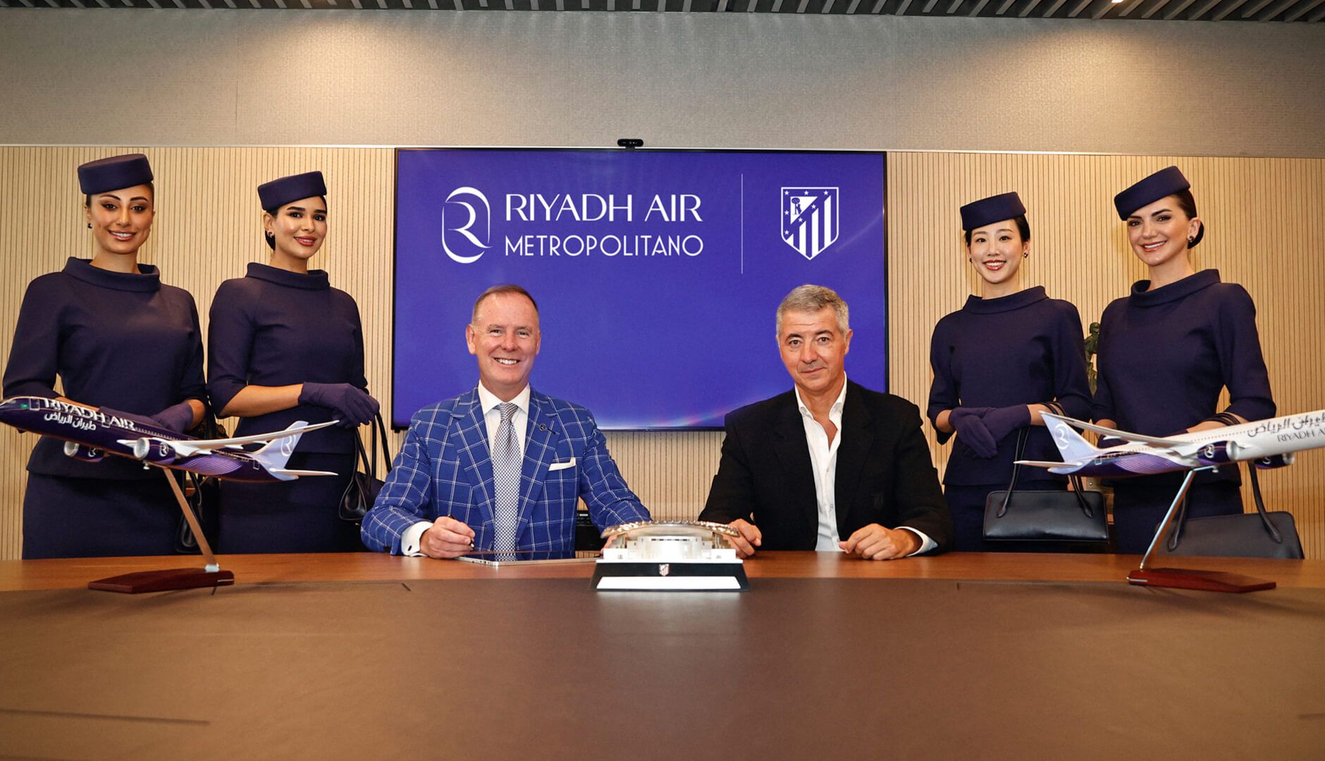  Gil Marín firma el acuerdo con Riyadh Air.